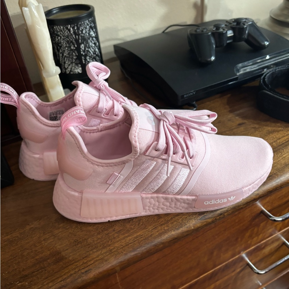 Almost new  worn once Adidas women’s tennis shoes size 8 1/2